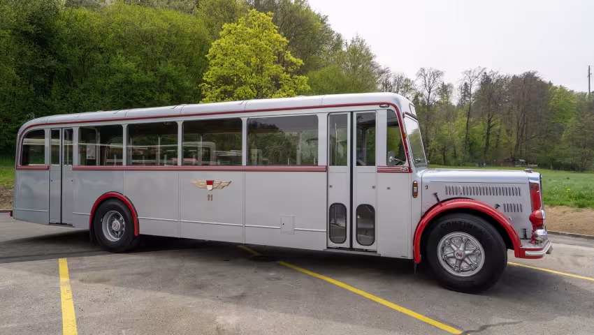 Silberbus von der seite