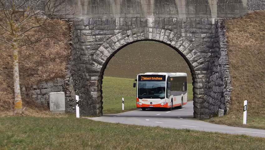 BSU Bus fährt unter einer Brücke durch