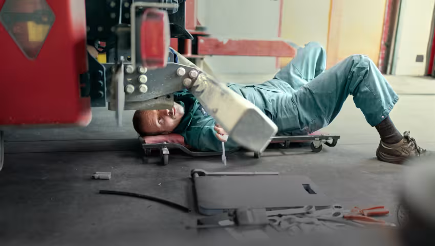 Werkstattmitarbeiter bei der Arbeit