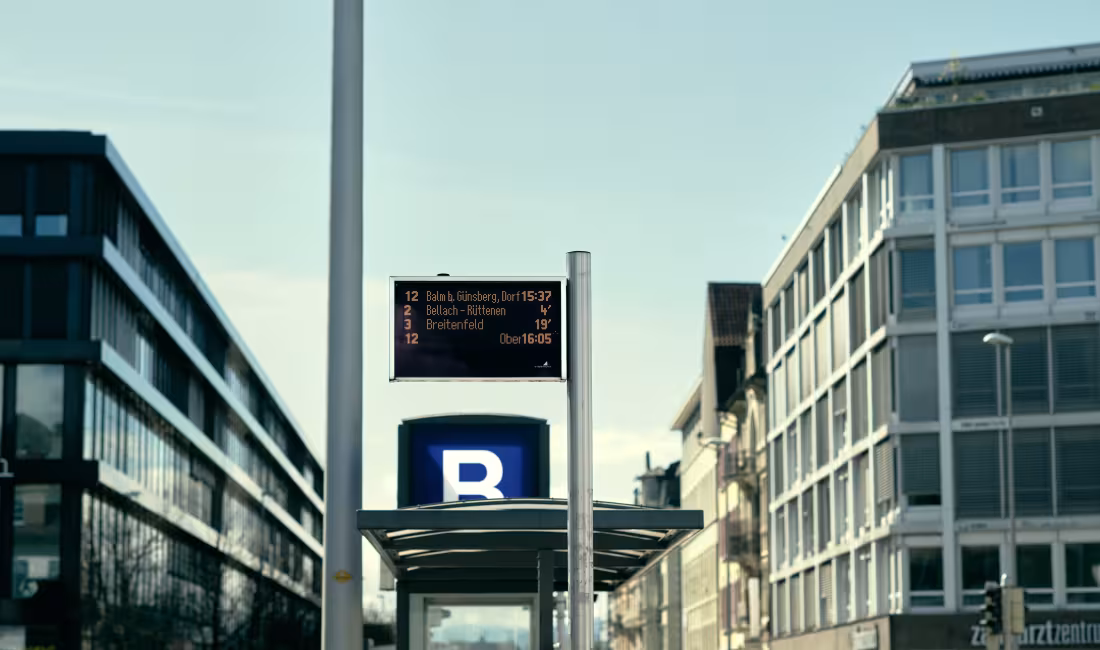 AREMO-Bushaltestelle mit Abfahrtsanzeiger