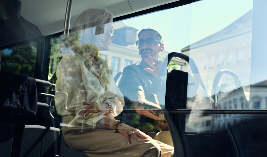 Fahrgäste nutzen das AREMO Abonnement und geniessen die Busfahrt durch die Region.