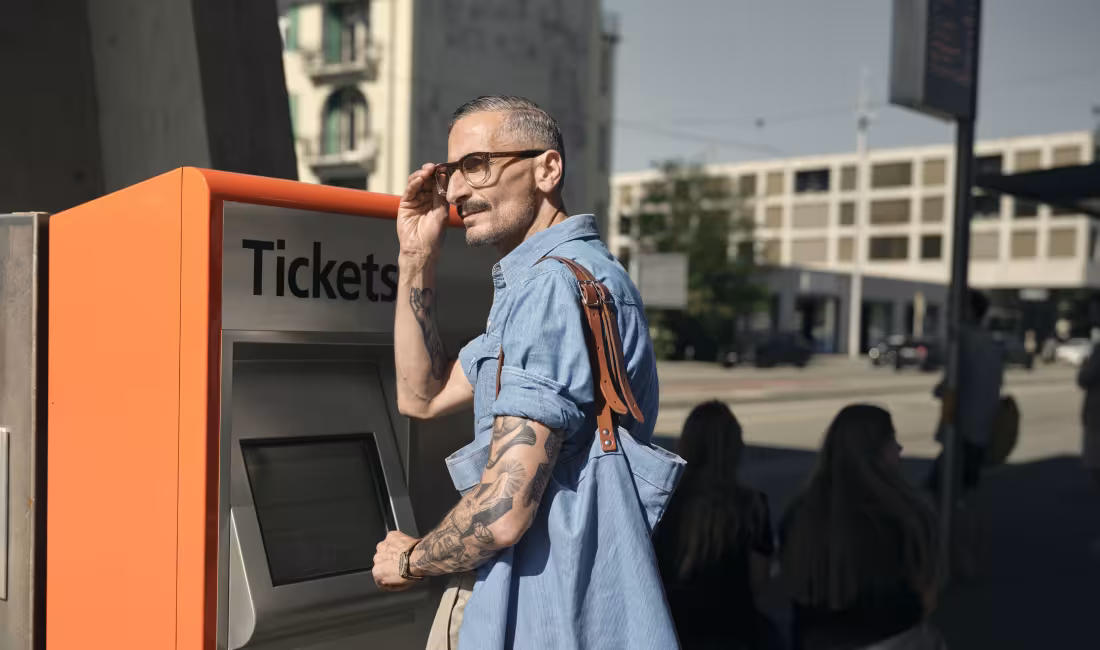 Fahrgast kauft oder nutzt ein Ticket für die Fahrt mit dem Bus von AREMO.