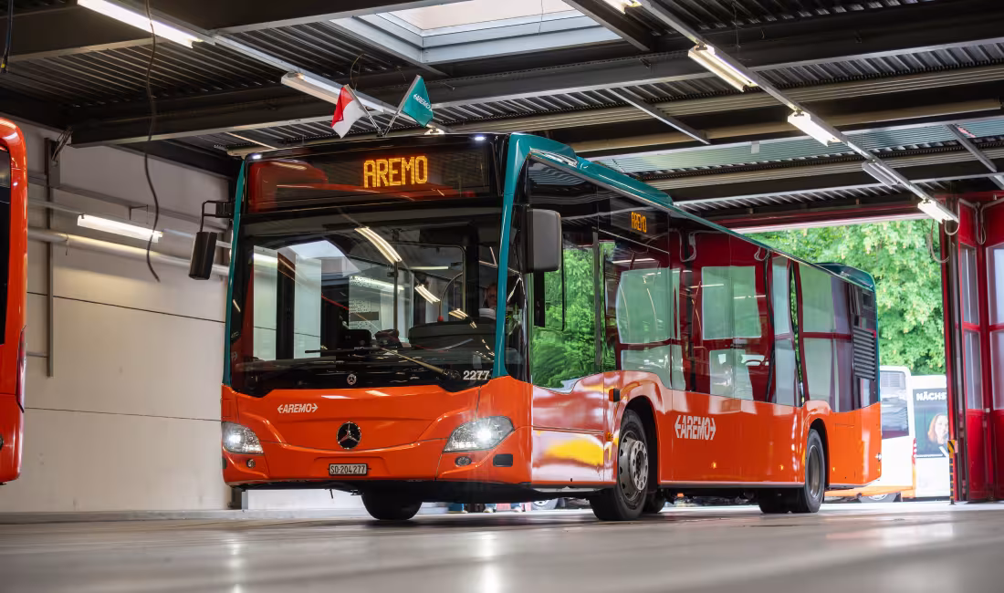 AREMO-Bus steht in der Busgarage Waldegg als Teil des neuen Markenauftritts für Solothurn und Grenchen.