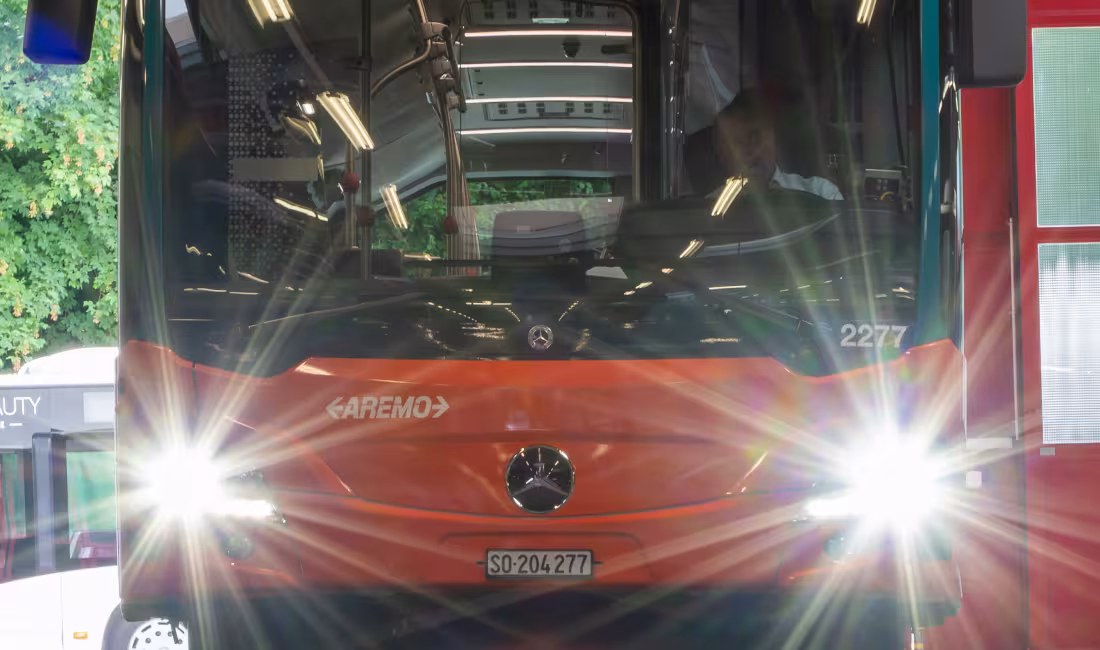 Frontalansicht des AREMO-Busses in der Busgarage Waldegg mit Anzeige «AREMO» als Symbol des neuen Markenauftritts