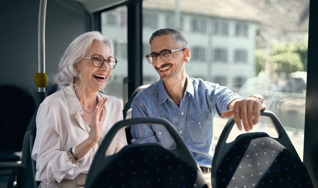 Fahrgäste unterhalten sich im Bus von AREMO als Symbolbild für moderne und attraktive Fahrzeuge.