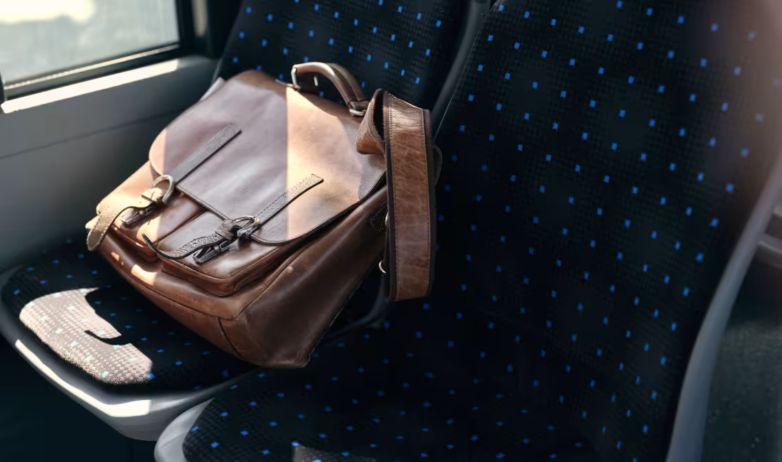 Zurückgelassene Tasche auf einem Bussitz als Symbolbild für das Fundbüro von AREMO.