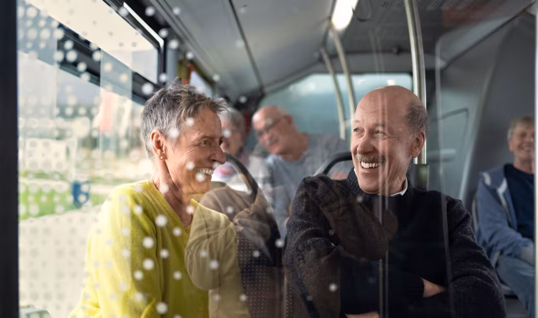 Fahrgäste verschiedener Generationen nutzen gemeinsam das Mobilitätsangebot von AREMO.