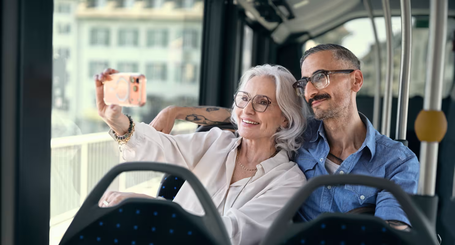 Fahrgäste fahren mit dem Bus von AREMO durch die Region und unterhalten sich während der Fahrt.
